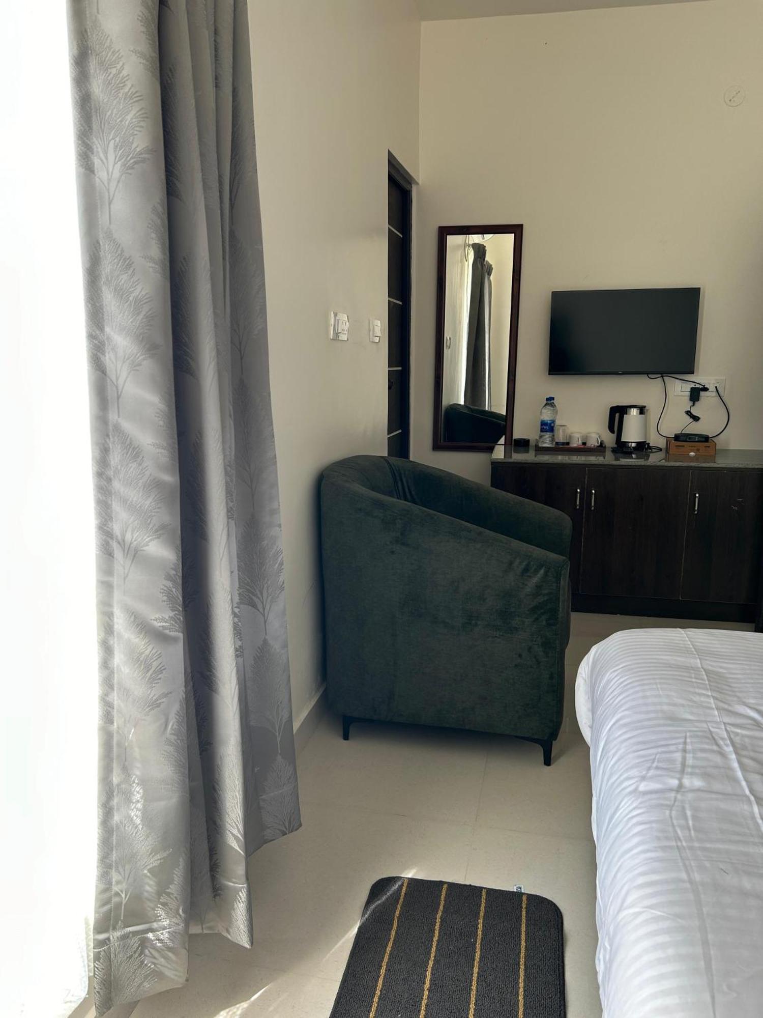 Sapphire Stayss Єлагірі Номер фото